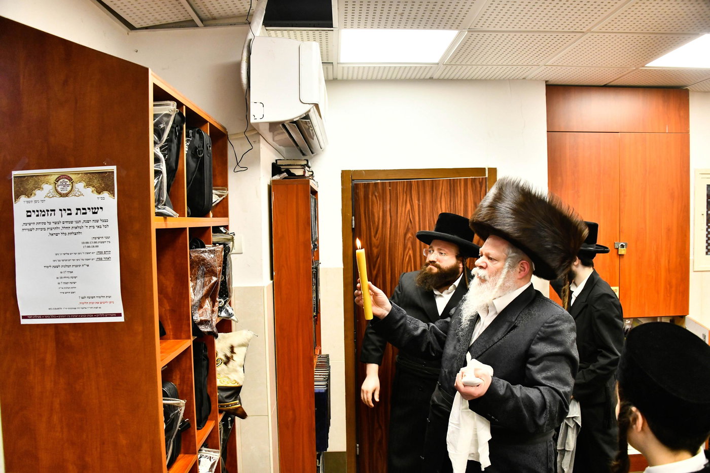 האדמו"ר מפרמישלאן בבדיקת חמץ