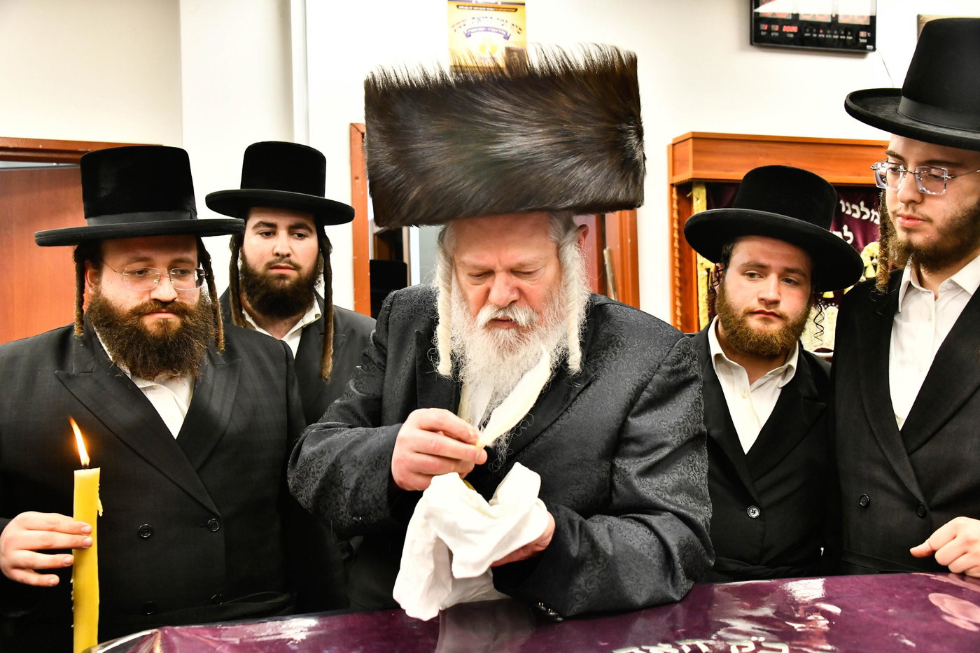 האדמו"ר מפרמישלאן בבדיקת חמץ