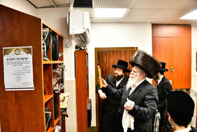 האדמו"ר מפרמישלאן בבדיקת חמץ