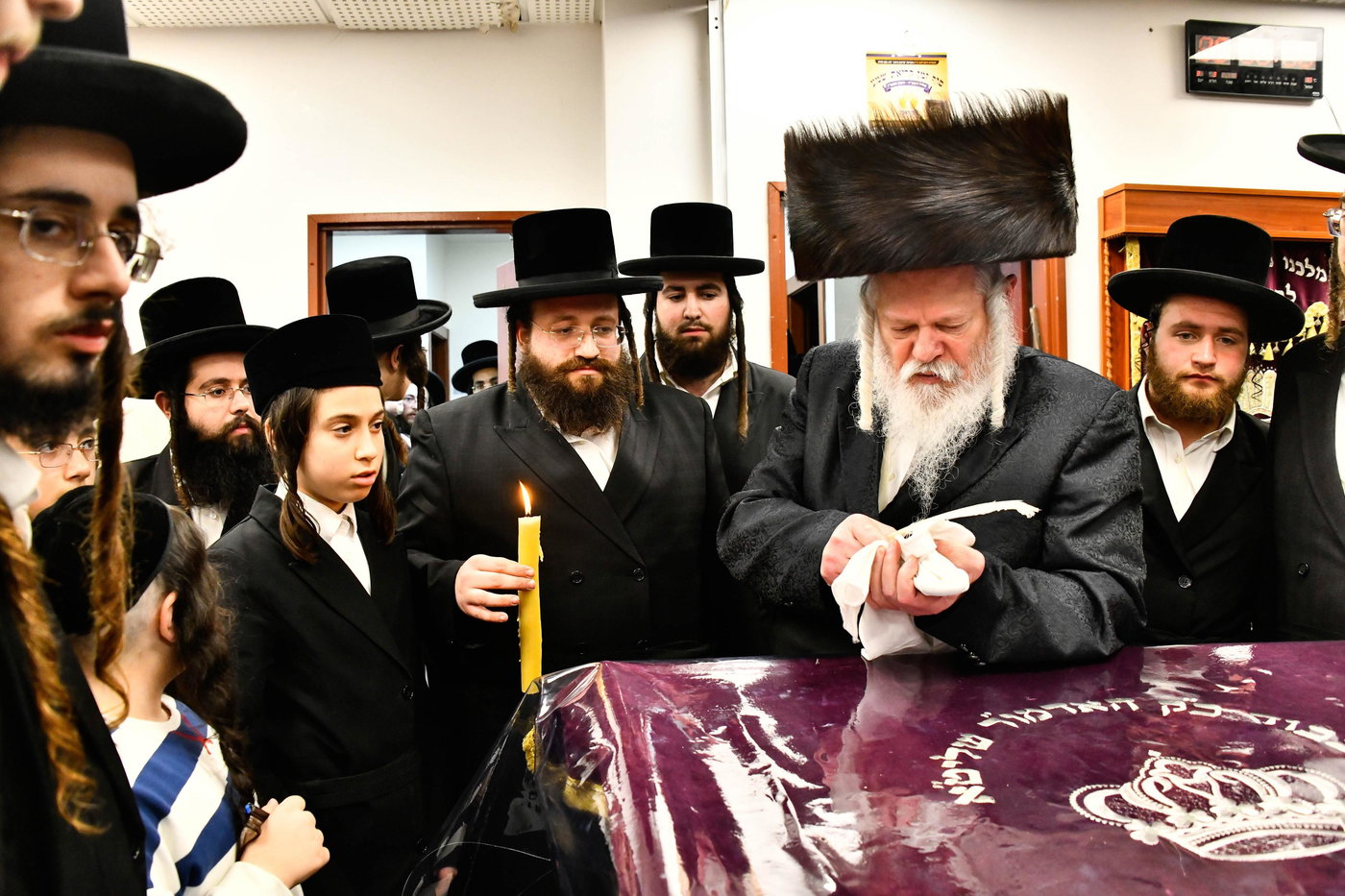 האדמו"ר מפרמישלאן בבדיקת חמץ