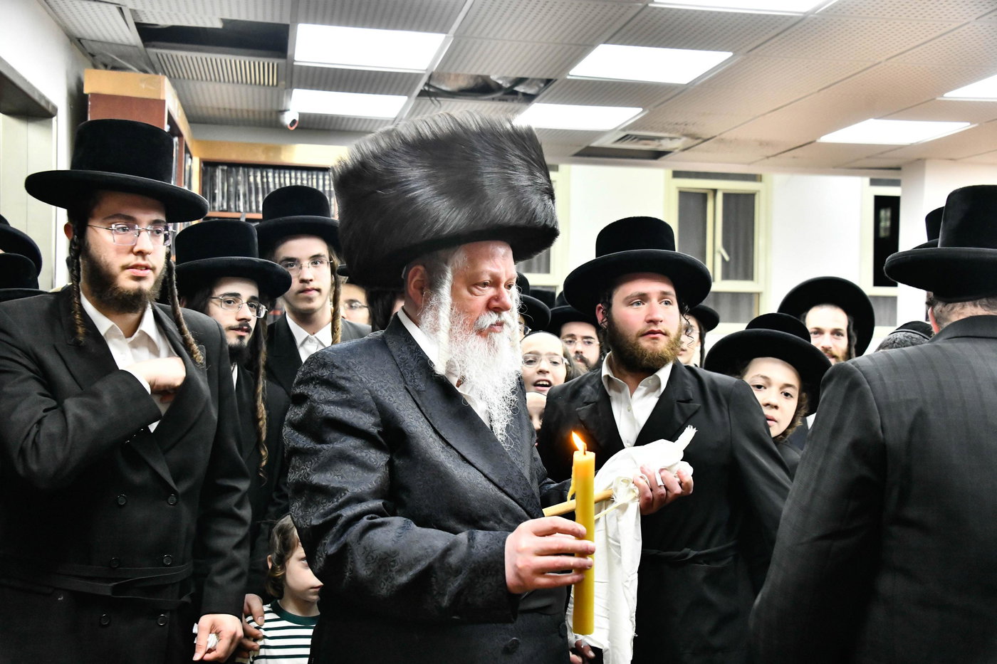 האדמו"ר מפרמישלאן בבדיקת חמץ