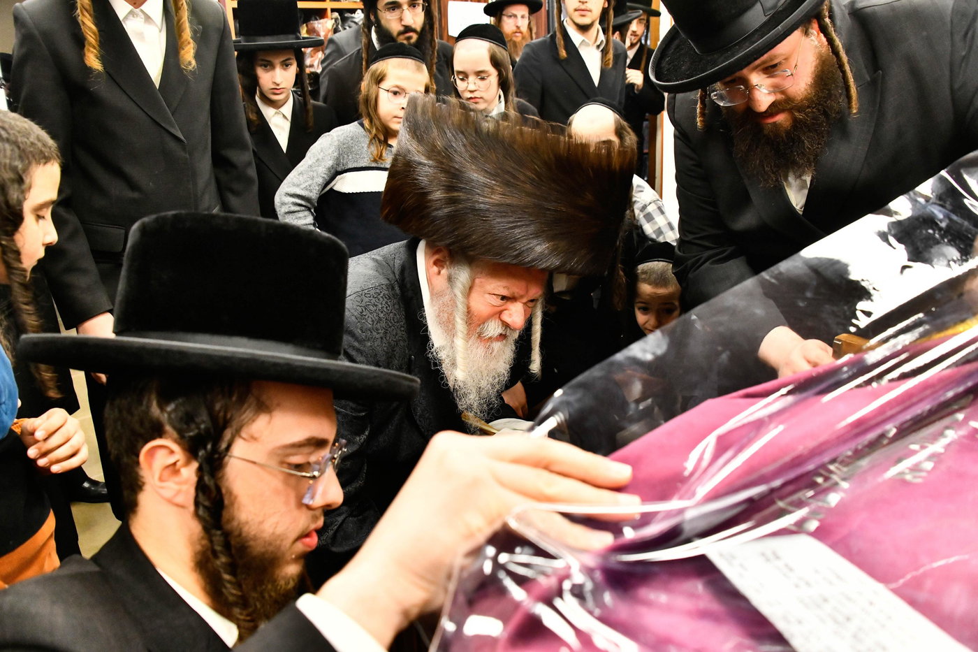 האדמו"ר מפרמישלאן בבדיקת חמץ