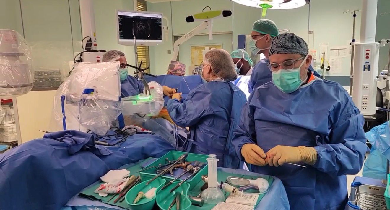 עם מוזיקה חסידית: הבקשה של המטופלת לפני הניתוח הרובוטי הקריטי