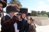 האדמו"ר ממבקשי אמונה בתפילה בהר הצופים