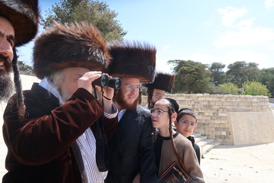 האדמו"ר ממבקשי אמונה בתפילה בהר הצופים