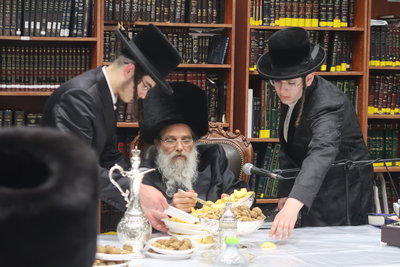 האדמו"ר מאשלג בני היכלא בטיש חוה"מ פסח