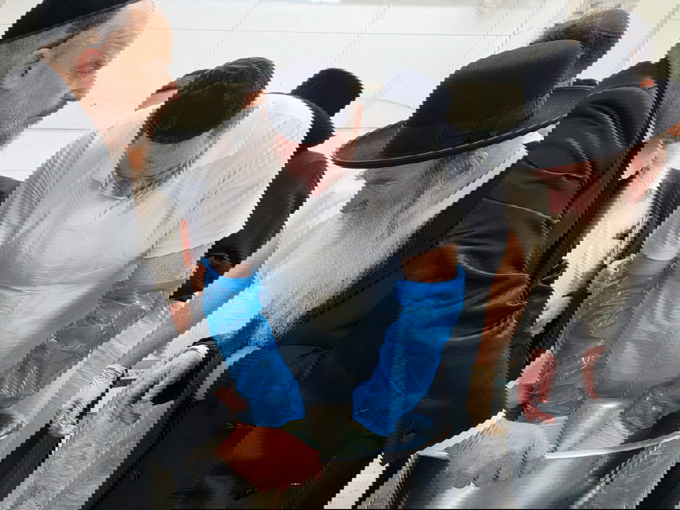 הגר"מ גרוס באפיית מצות