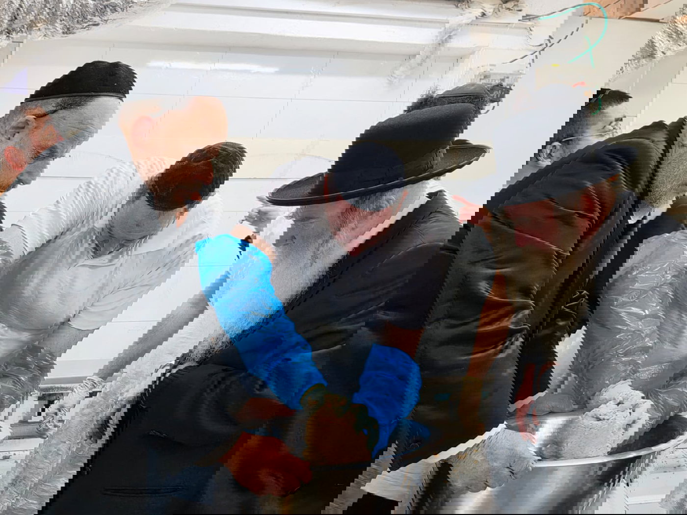 הגר"מ גרוס באפיית מצות