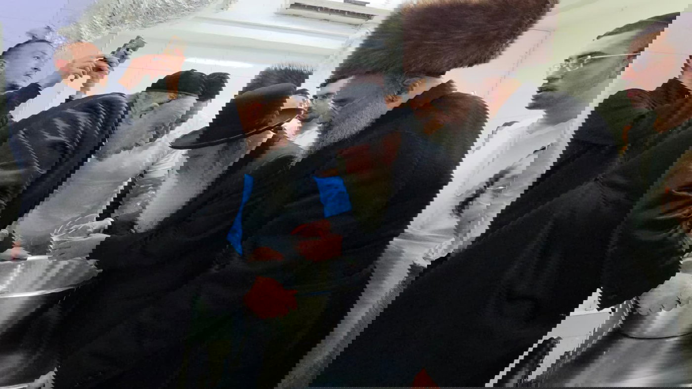 הגר"מ גרוס באפיית מצות