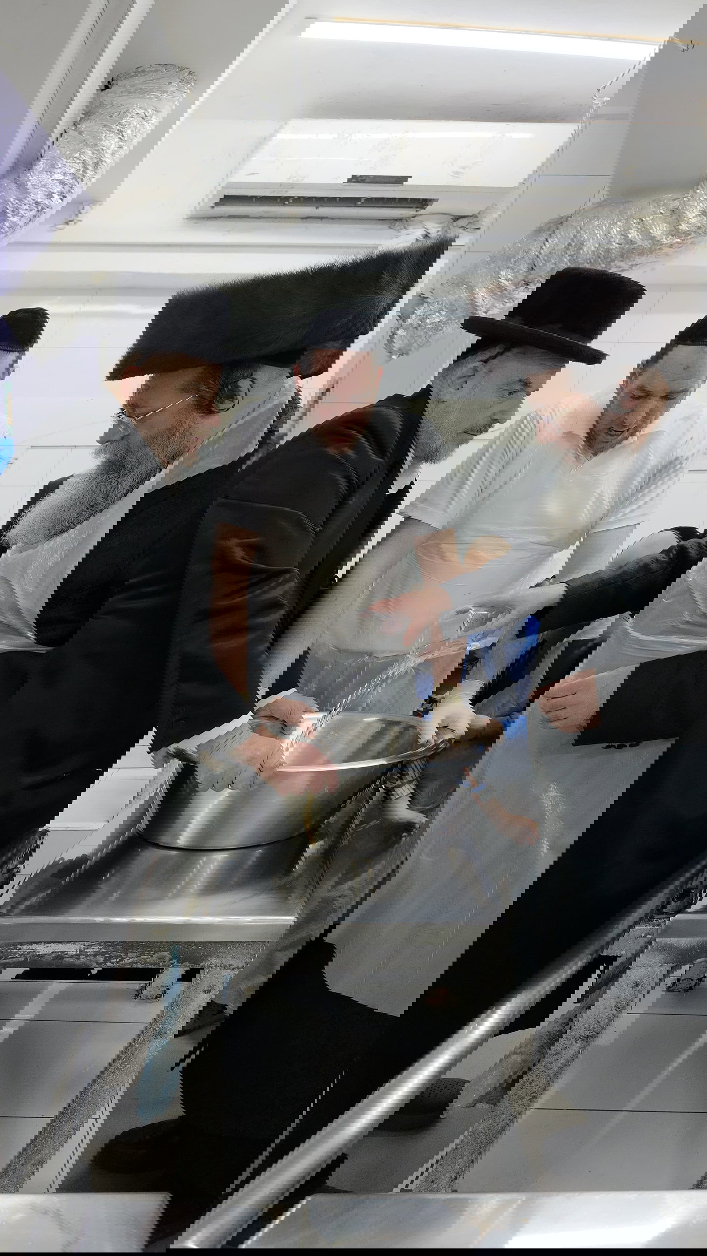 האדמו"ר משבט הלוי באפיית מצות 