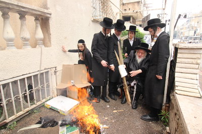 האדמו"ר מנאראל בשריפת החמץ