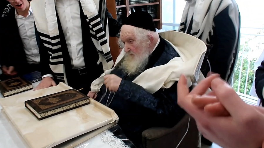 שמחת החג אצל הגר"מ שטרנבוך