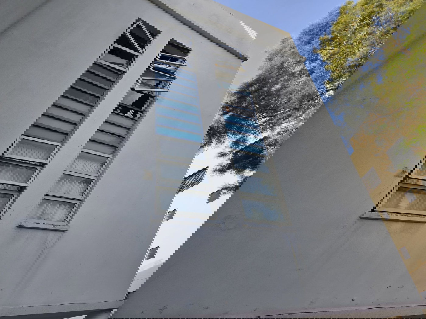 שיגור מאיראן לשפלה ולמרכז | זירות נפילה של טיל מצרר בבני ברק | חיפה: אותרו 4 לכודים ללא רוח חיים