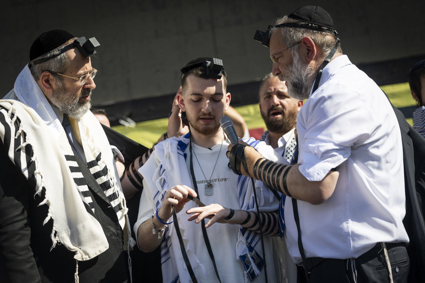 בר קופרשטיין מניח תפילין בכיכר החטופים