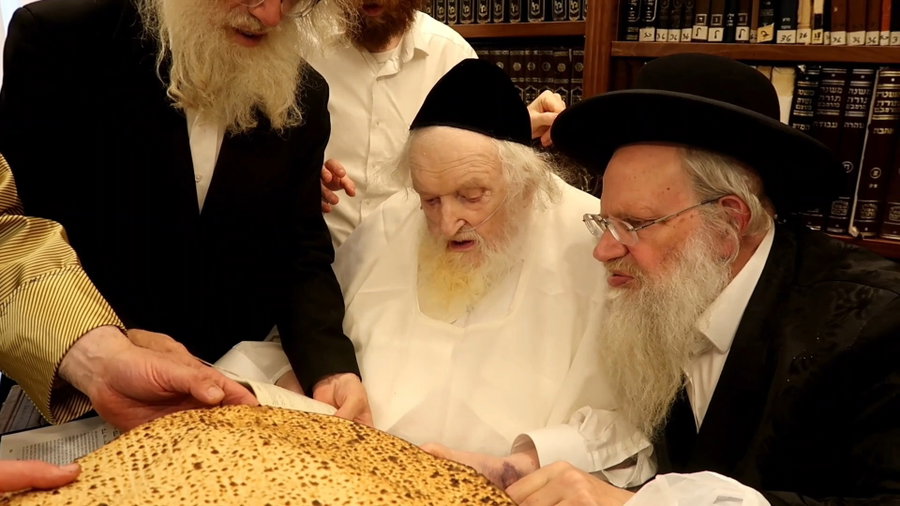הגר"מ שטרנבוך בעירוב חצרות