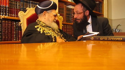 האם מותר לשמוע מוזיקה במימונה? צפו בפסיקה של מרן הגר"ע יוסף זצ"ל