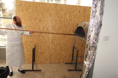 האדמו"ר ממיאלען באפיית המצות