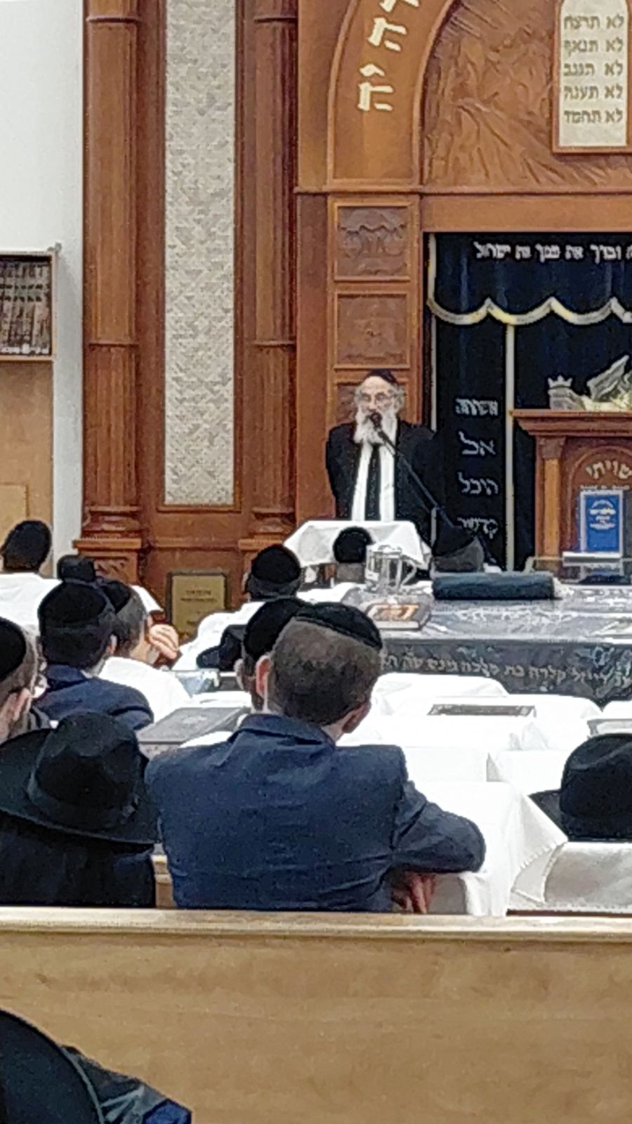 ראש הישיבה הגרב"ד דיסקין בשיעור חג בבית הכנסת 'דרך החיים' באלעד