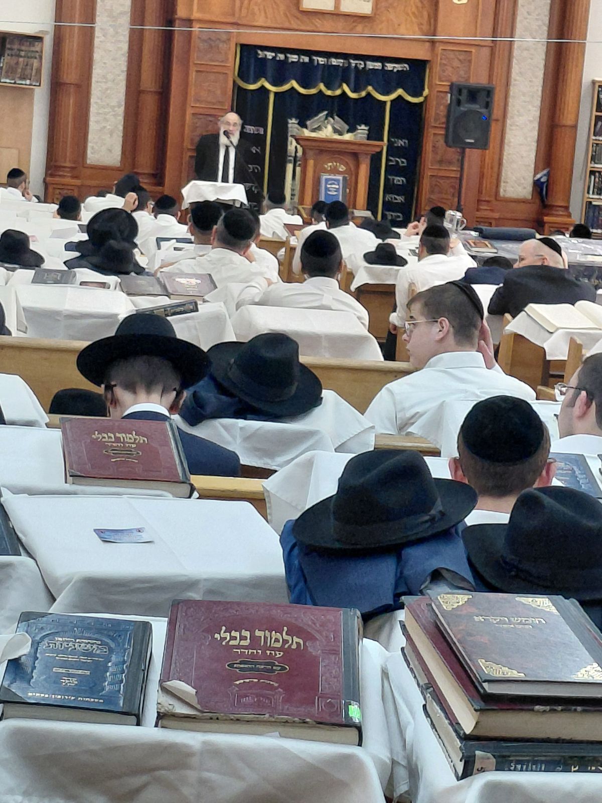 ראש הישיבה הגרב"ד דיסקין בשיעור חג בבית הכנסת 'דרך החיים' באלעד