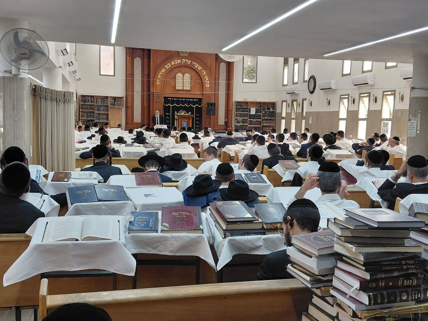 ראש הישיבה הגרב"ד דיסקין בשיעור חג בבית הכנסת 'דרך החיים' באלעד