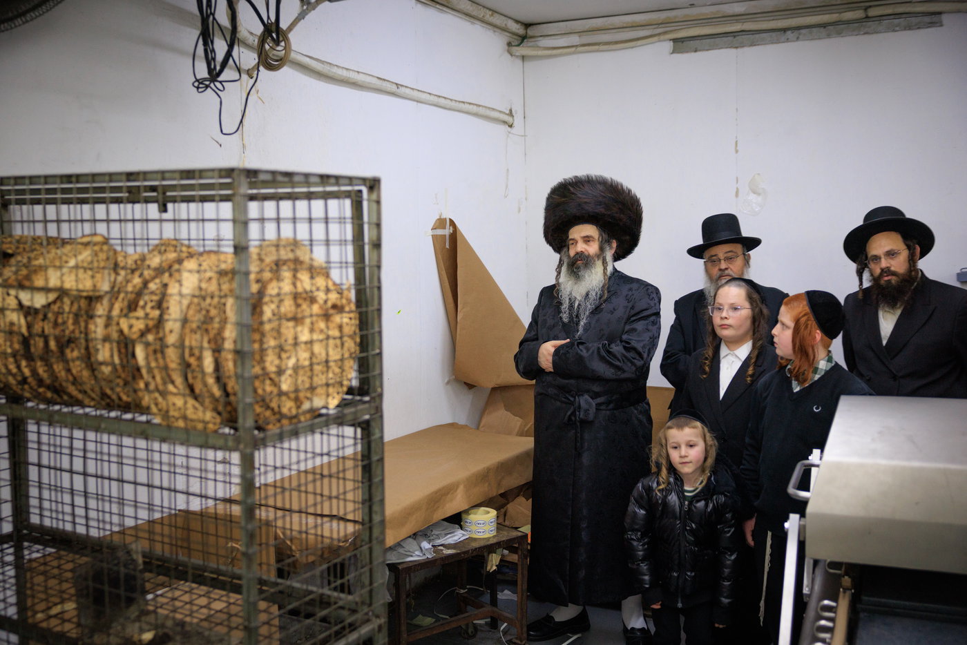 האדמו"ר מזוטשקא באפיית מצות בבני ברק