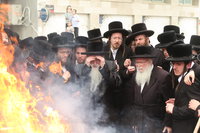 האדמו"ר ממכנובקא בעלזא בשריפת חמץ