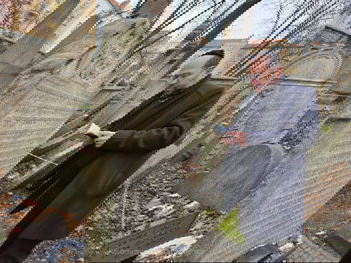 בתפילה על קברו של הנודע ביהודה זצ"ל