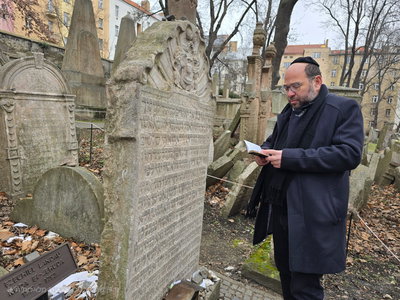 בתפילה על קברו של הנודע ביהודה זצ"ל