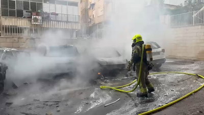 פצועה קשה בפתח תקווה: אישה נפגעה משברי יירוט, רכבים עלו באש