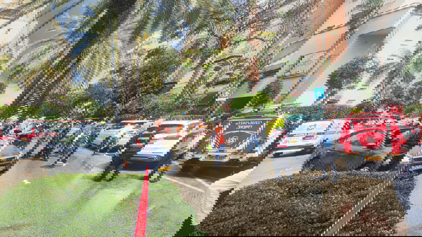 זירת נפילת טיל מצרר בפתח תקוה