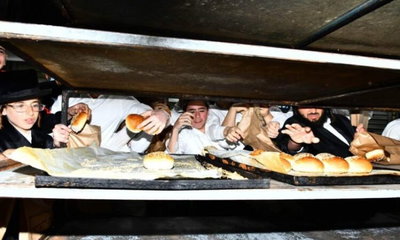 מוצאי חג הפסח במאפיית ויז'ניץ