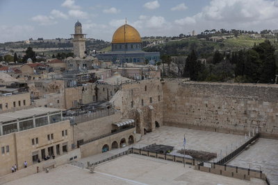 דרישה מבג"ץ: לאפשר הכנסת מאות מתפללים נוספים לרחבת הכותל המערבי