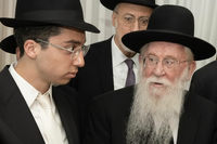 החתן בנימין ידידיה שטרית ז"ל עם ראש הישיבה הגר"י רוזן, בחתונתו