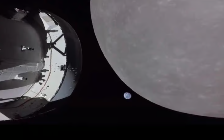 החללית, הירח - והנקודה הקטנה: כדור הארץ