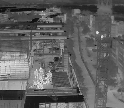 רחפן הוביל למעצר: 10 שוהים בלתי חוקיים נתפסו על גג מבנה | צפו בתיעוד