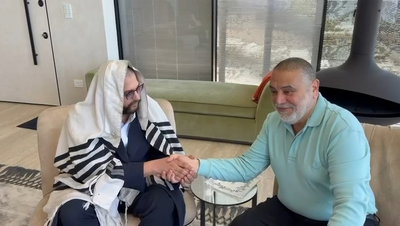 מה חיפש 'הינוקא' ביפו? תיעוד מפעים מהמפגש המרגש עם וואליד אבולעפיה