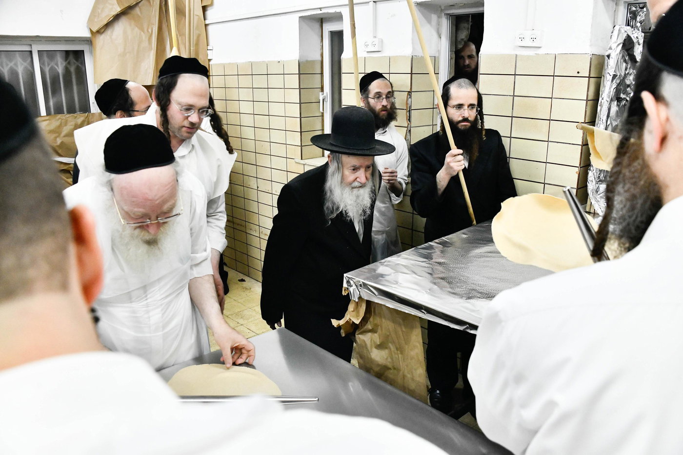 האדמו"ר מאמשינוב באפיית המצות