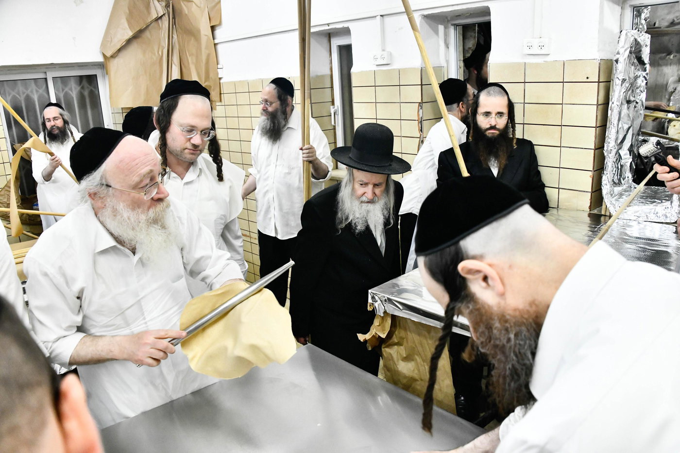 האדמו"ר מאמשינוב באפיית המצות