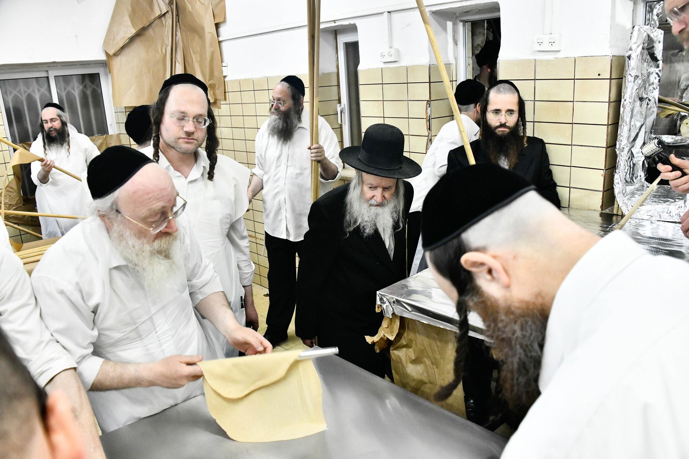 האדמו"ר מאמשינוב באפיית המצות