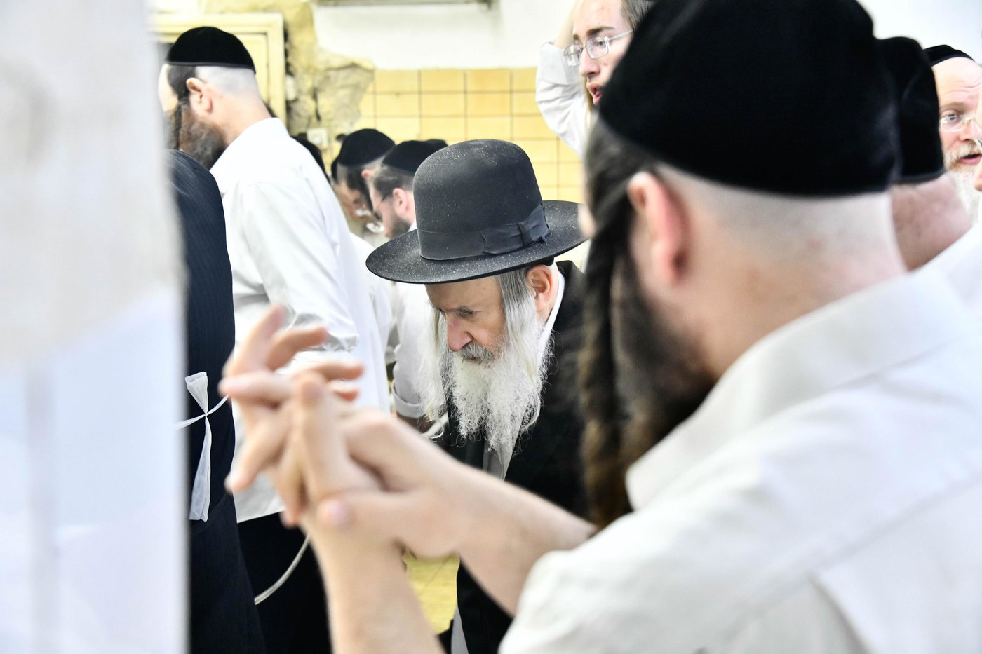 האדמו"ר מאמשינוב באפיית המצות