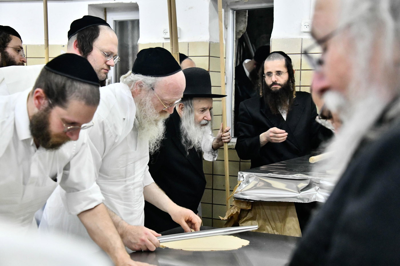 האדמו"ר מאמשינוב באפיית המצות