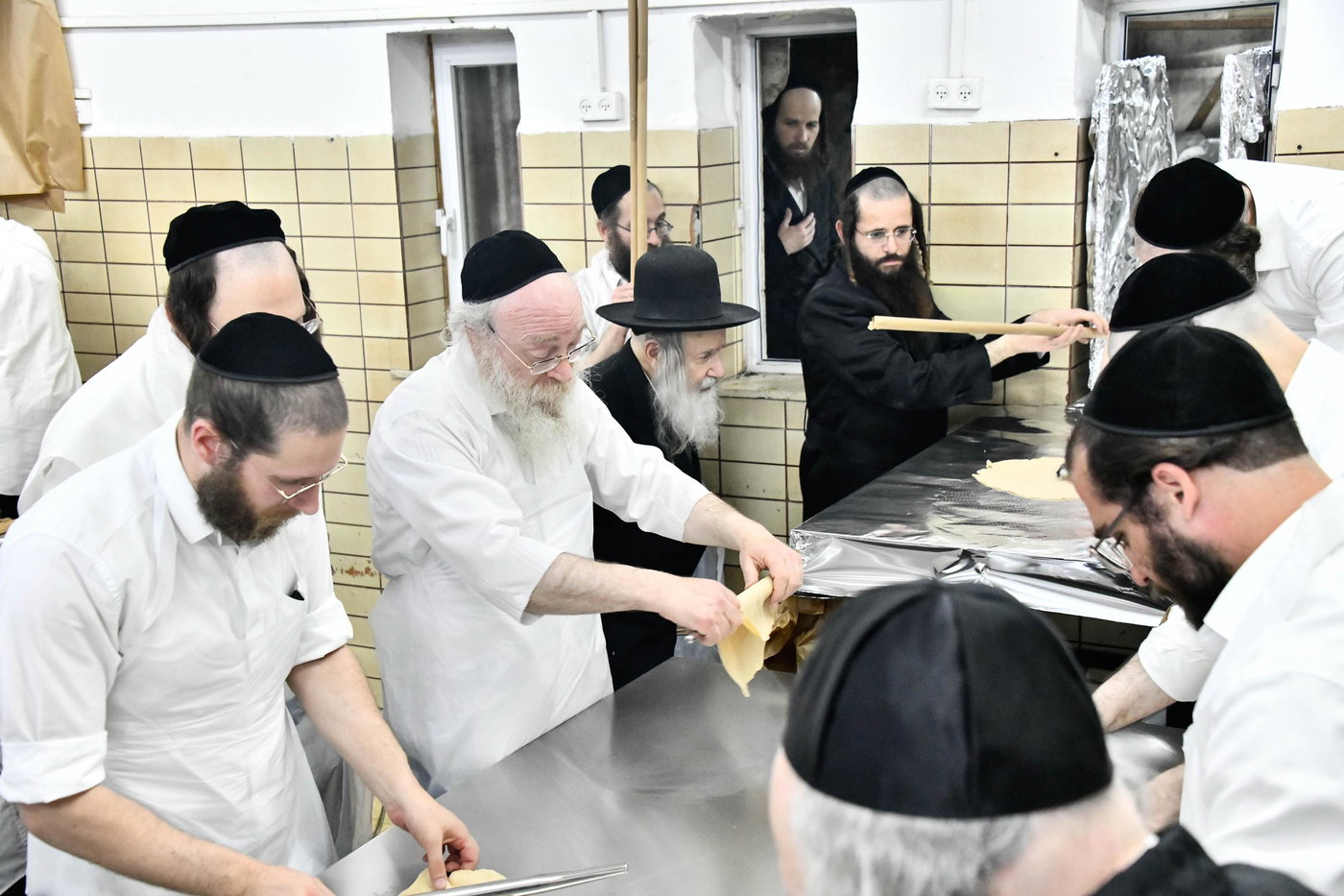 האדמו"ר מאמשינוב באפיית המצות