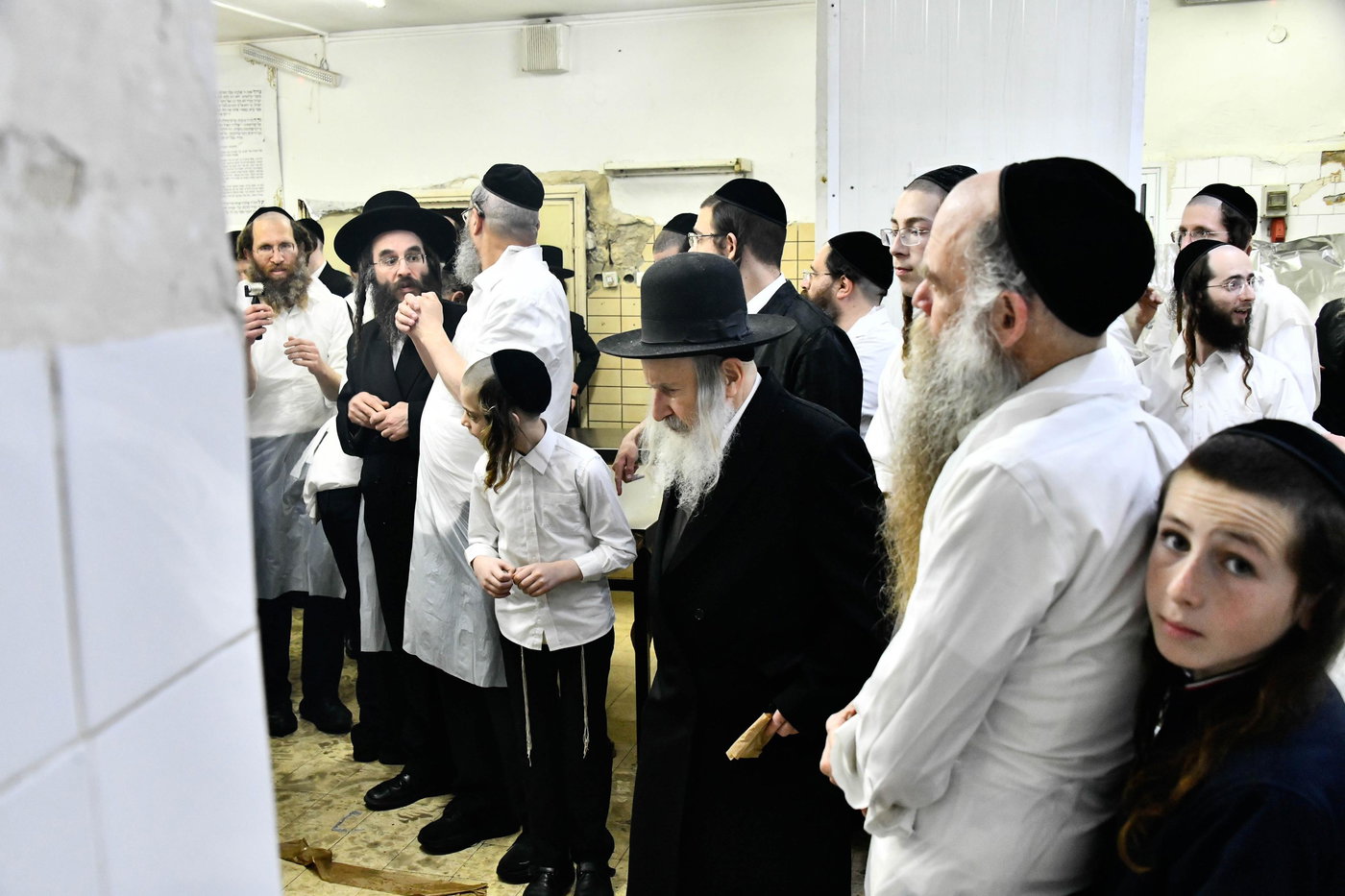 האדמו"ר מאמשינוב באפיית המצות