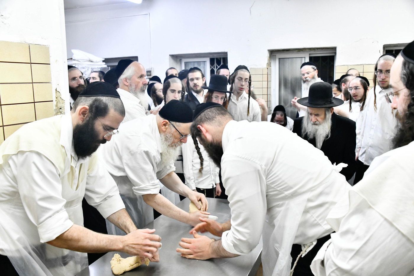 האדמו"ר מאמשינוב באפיית המצות