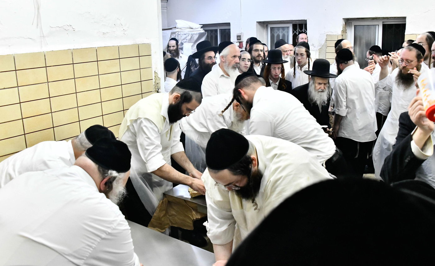 האדמו"ר מאמשינוב באפיית המצות