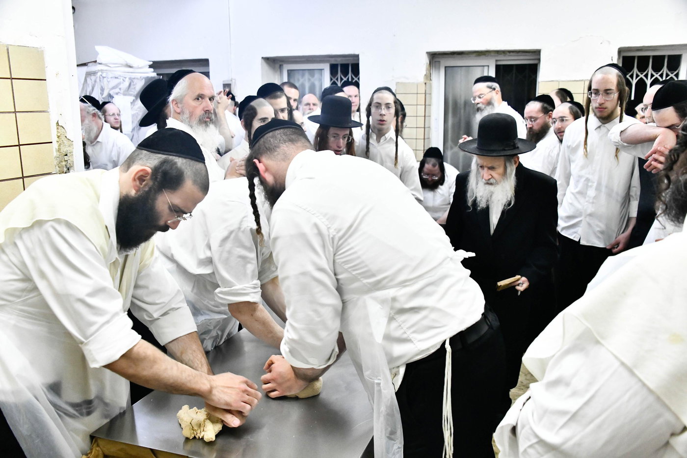 האדמו"ר מאמשינוב באפיית המצות