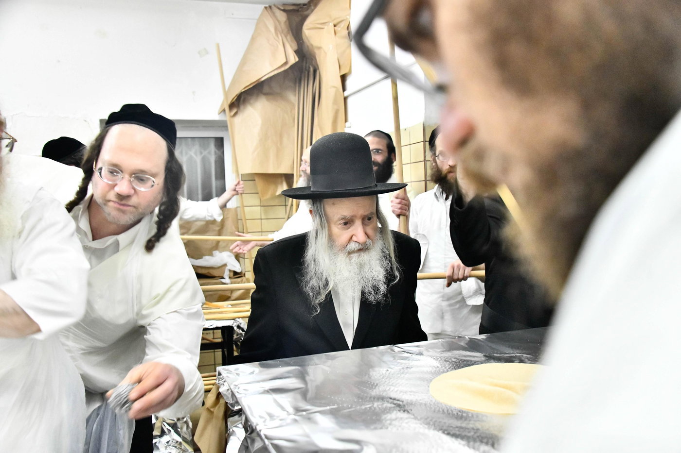 האדמו"ר מאמשינוב באפיית המצות