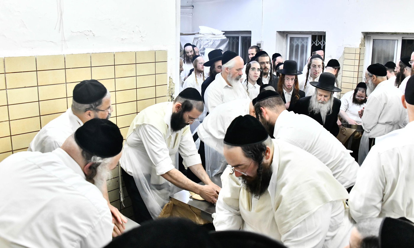 האדמו"ר מאמשינוב באפיית המצות