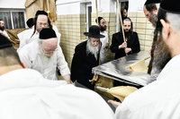 האדמו"ר מאמשינוב באפיית המצות