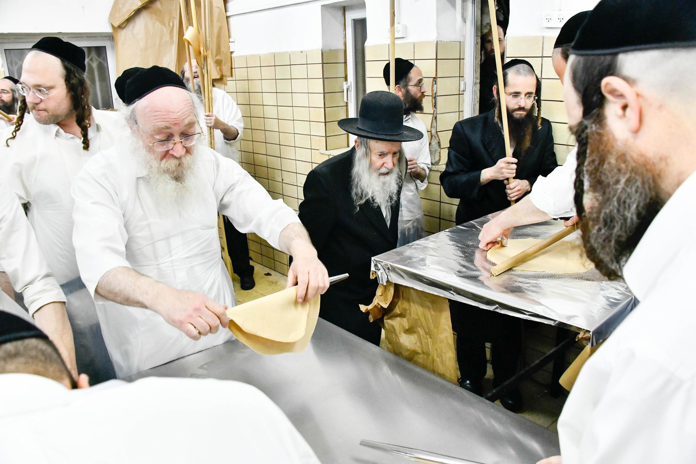 האדמו"ר מאמשינוב באפיית המצות